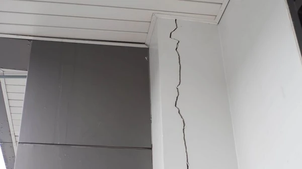 दीवारों में दरारें क्यों होती हैं और वे कैसी दिखती हैं?